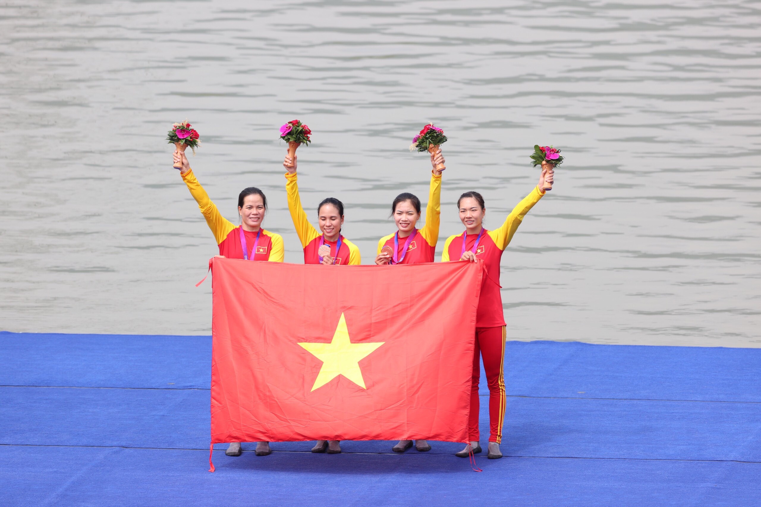 4 cô gái đã xuất sắc giành HCĐ ở nội dung thuyền 4 nữ môn Rowing. Ảnh: M.M