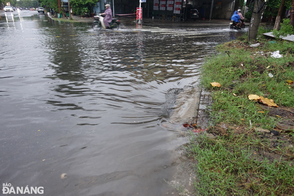 Một đoạn đường Vân Đồn vẫn bị ngập dù các cửa thu nước mưa đã được nạo vét những ngày qua. Ảnh: HOÀNG HIỆP