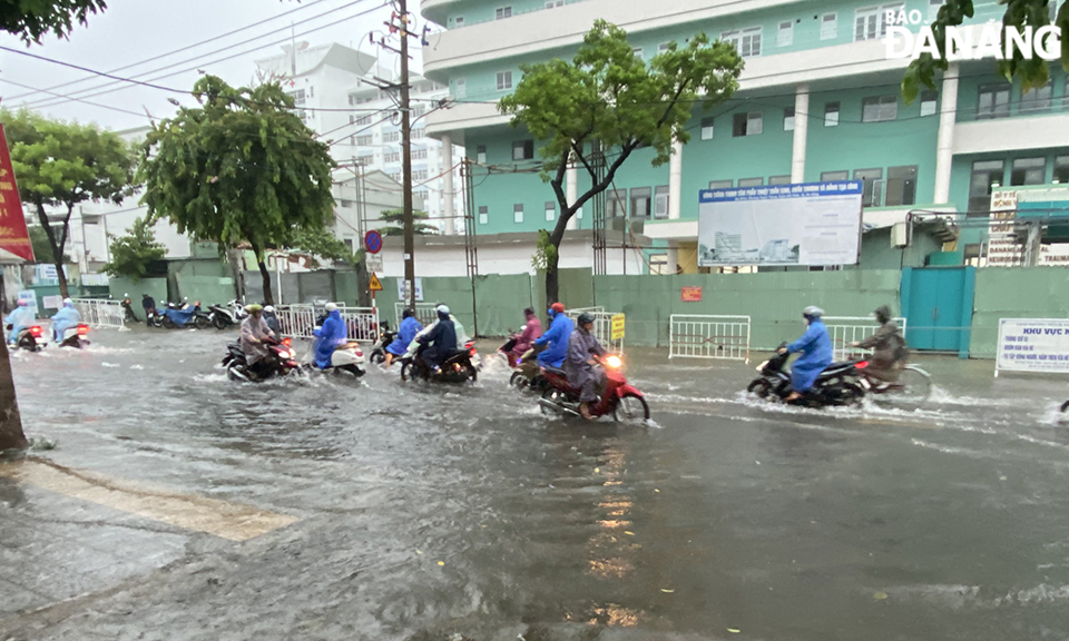 Đoạn đường Quang Trung cũng bị ngập cục bộ vào sáng sớm khiến giao thông đi lại khó khăn.