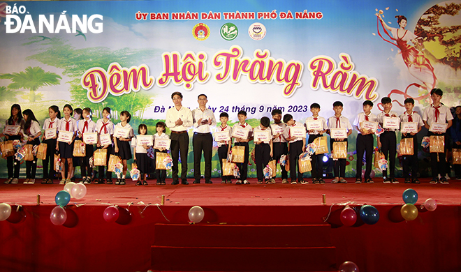 Vice Chairman Tran Chi Cuong (10th, left) awards scholarships to poor students. Photo: X.D