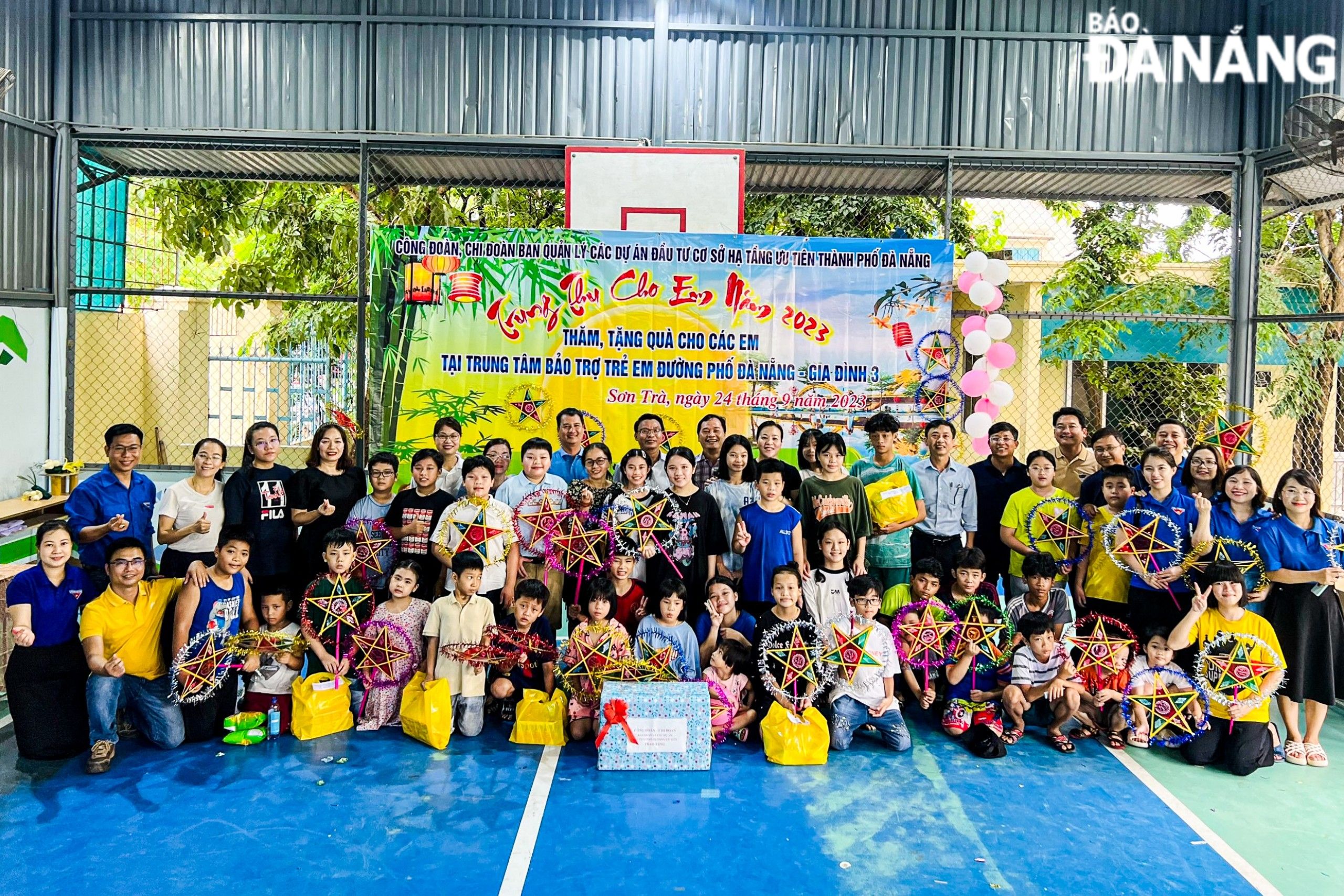 Meaningful gifts are given to children at the Da Nang Street Children's Protection Center - Family 3.