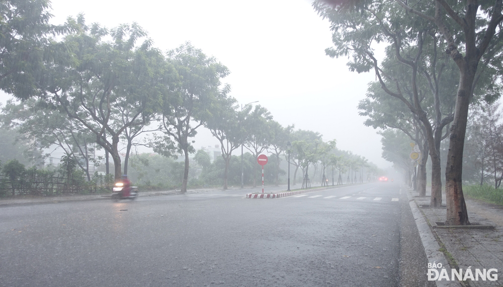 Da Nang experinced heavy to very heavy rainfal on Tuesday morning. Photo: HOANG HIEP