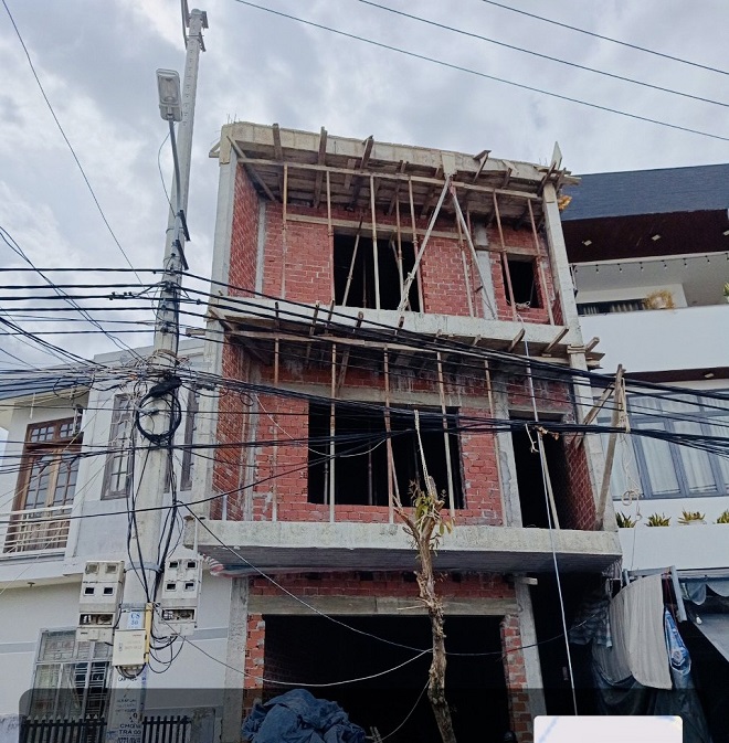 Công trình thi công xây dựng nhà ở tại 301 Tô Hiệu có nguy cơ vi phạm khoảng cách an toàn lưới điện.