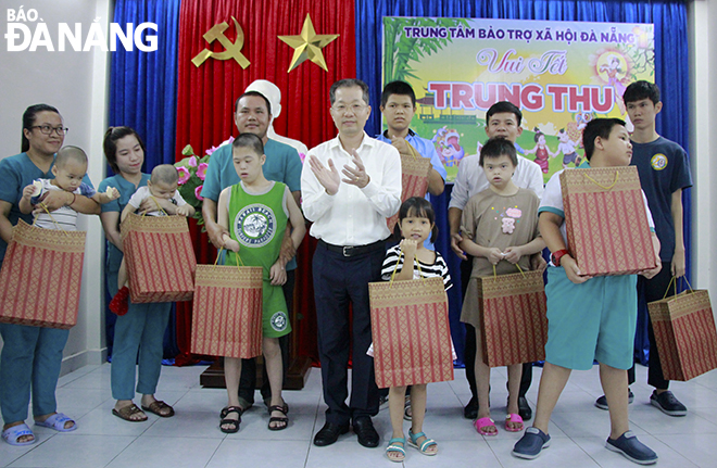 Bí thư Thành ủy Nguyễn Văn Quảng tặng quà Trung thu cho các em đang được chăm sóc, nuôi dưỡng tại Trung tâm Bảo trợ xã hội thành phố. Ảnh: X.D