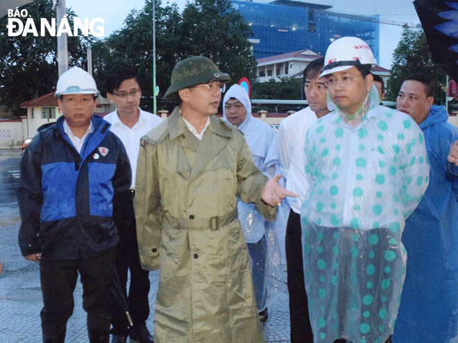 Bí thư Thành ủy Nguyễn Văn Quảng (giữa) kiểm tra, chỉ đạo công tác chống ngập úng chiều tối 25-9. Ảnh: HOÀNG HIỆP