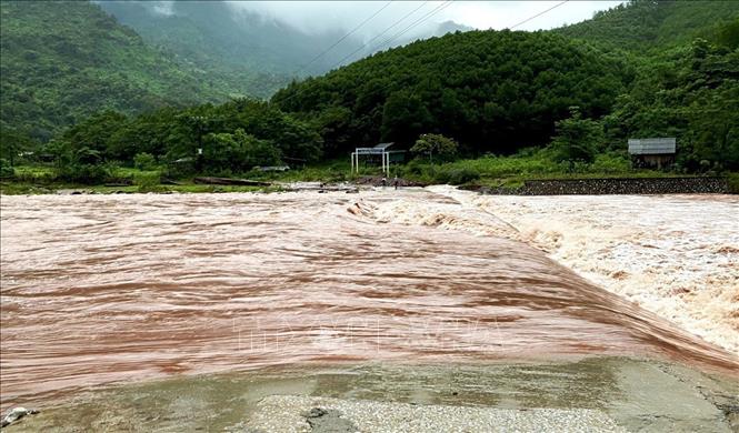 Mưa lớn trên diện rộng đã gây ngập lụt một số tuyến đường và chia cắt giao thông ở khu vực biên giới địa bàn hai huyện miền núi Minh Hóa và Tuyên Hóa, tỉnh Quảng Bình. Ảnh: TTXVN phát