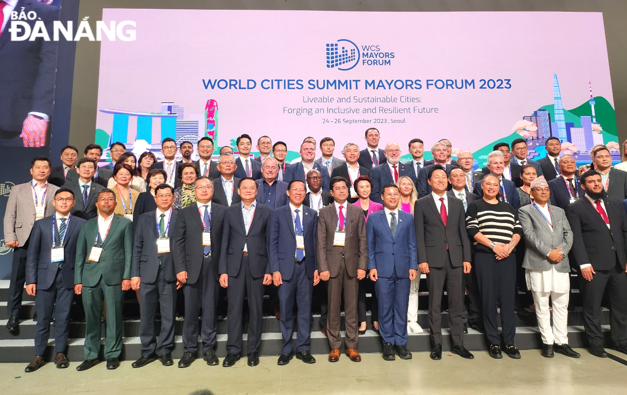 Vice Chairman of the Da Nang People's Council Tran Phuoc Son (front row, third from left) and other delegates attending the forum.