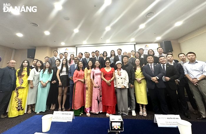 The Da Nang delegation poses for a souvenir photo with delegates attending the Da Nang tourism promotion programme.