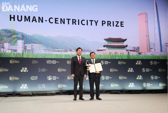 Vice Chairman of the Da Nang People's Council Tran Phuoc Son (right) representing Da Nang to receive the Human Centricity Prize at the Seoul Smart City Prize ceremony held on September 25.