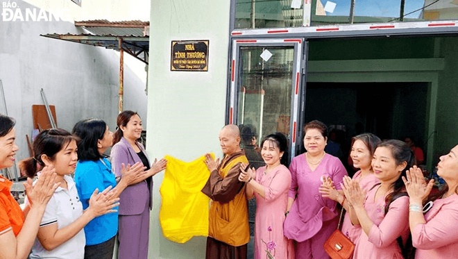 Hội LHPN phường Hòa Khánh Nam cùng nhà tài trợ bàn giao nhà tình nghĩa cho gia đình chị Lê Thị Vân.