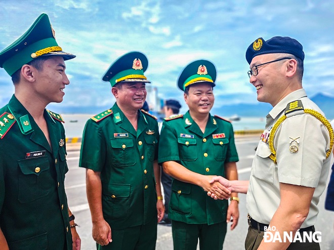 Representatives of the Military Youth Committee, Head of the municipal Border Guard Command, leaders of the Border Guard Commands of the Da Nang Port, and officers and soldiers of the Tien Sa Port's Border Guard Station, welcome Singaporean visitors.