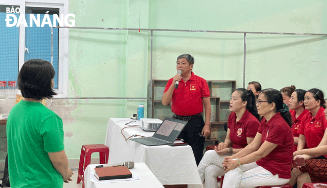 Residents of Phuoc My Ward, Son Tra District attending an iDE-supported  awareness-raising session on household-waste classification and plastic waste reduction held in My Thanh 1 residential area. Photo: NHAT HA