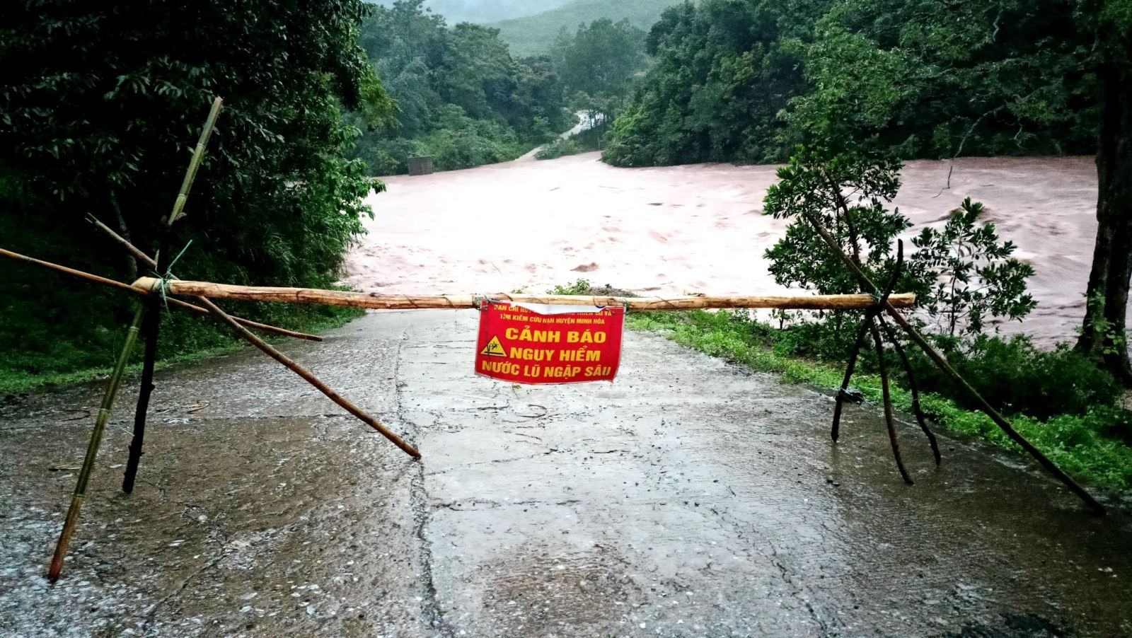 Ngầm Ka Định thuộc xã Dân Hóa, huyện Minh Hóa bị ngập lụt. Ảnh: TTXVN phát