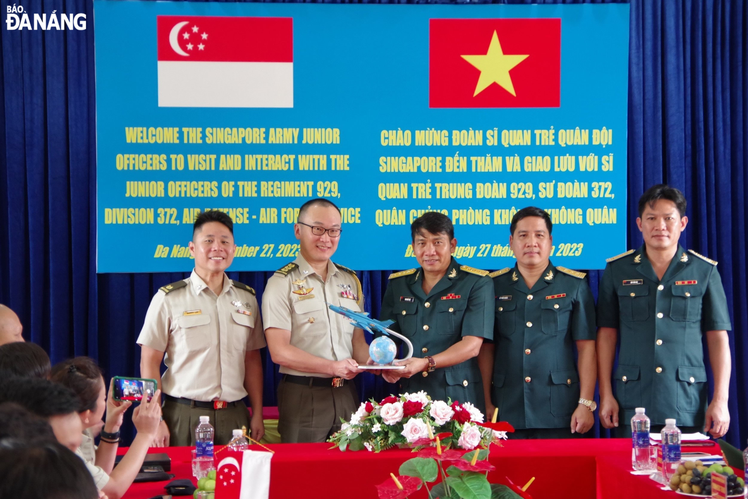 Colonel Dinh Duc Viet (middle), Deputy Political Commissar of Division 372, presents a commemorative gift to the delegation of Singaporean Young Officers.