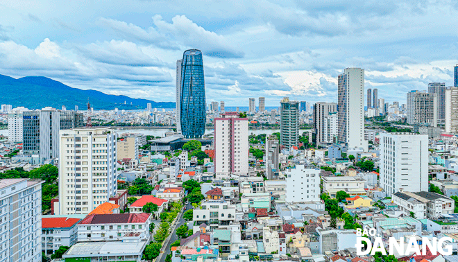 Mục tiêu đến năm 2045, xây dựng Đà Nẵng trở thành đô thị lớn, sinh thái và thông minh, là trung tâm khởi nghiệp, đổi mới sáng tạo và thành phố biển đáng sống. TRONG ẢNH: Đô thị khu vực trung tâm thành phố với hệ thống các tòa nhà cao tầng hiện đại. Ảnh: KIM LIÊN