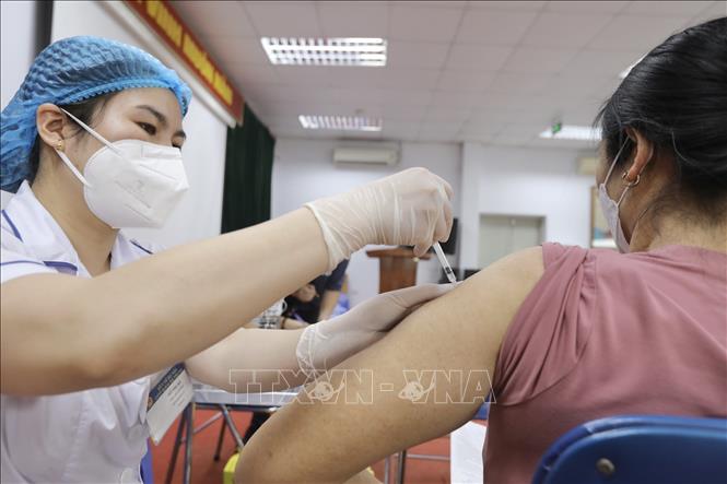 Nhân viên y tế quận Hai Bà Trưng tiêm vaccine phòng COVID-19 cho người dân tại điểm tiêm Nhà hộ sinh B (quận Hai Bà Trưng, Hà Nội) ngày 24/4/2023. Ảnh tư liệu: Minh Quyết/TTXVN