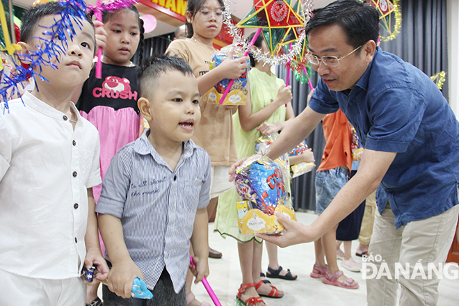 Phó Tổng Biên tập, Chủ tịch Công đoàn Báo Đà Nẵng Hứa Văn Hải tặng quà đến các cháu tại chương trình