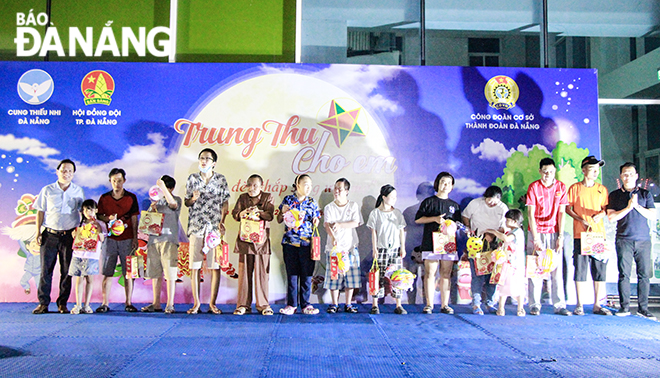 Representatives of the Da Nang Children's Culture Palace and the municipal Council of the Ho Chi Minh Young Pioneers Organisation presenting gifts to children of Agent Orange