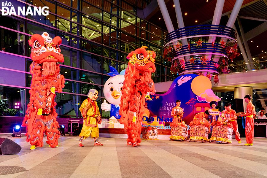 Da Nang International Terminal is bustling with traditional lion dance performances during the Mid-Autumn Festival