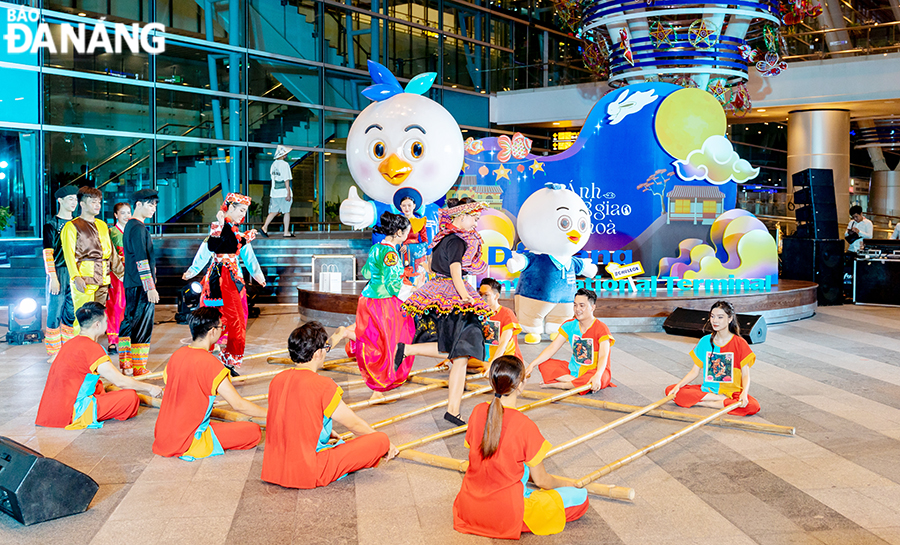 The organisers have recreated a number of folk games right at the arrival terminal space to attract the attention of visitors.