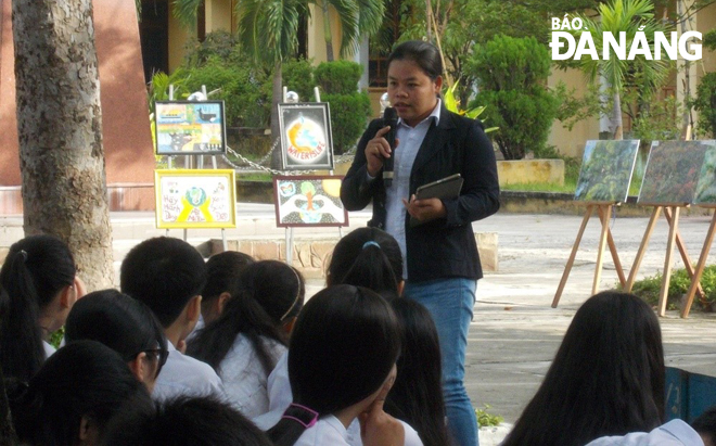 Le Thi Trang carries out communication activities to raise awareness about the biodiversity in Da Nang among pupils in Hai Chau District.