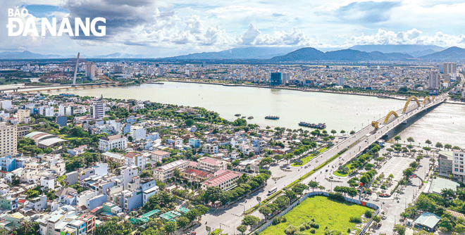 Vệt đô thị thành phố Đà Nẵng ven  sông Hàn.  Ảnh: KIM LIÊN