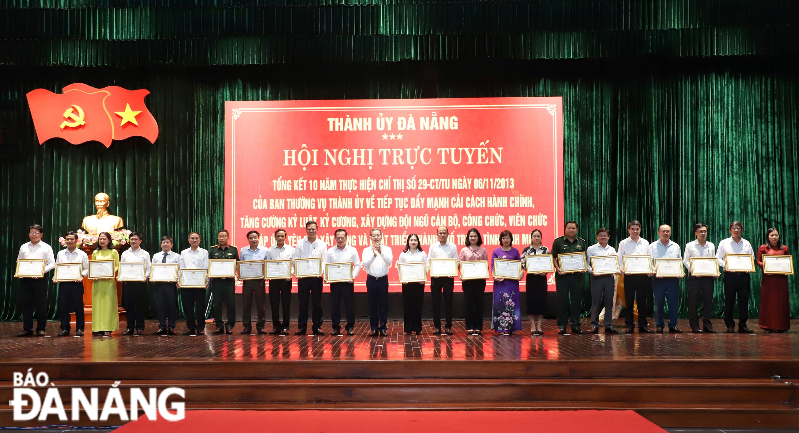 Bí thư Thành ủy Nguyễn Văn Quảng (thứ 12, bên trái sang) trao Bằng khen của Chủ tịch UBND thành phố cho các tập thể. Ảnh: NGỌC PHÚ