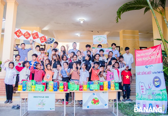 Before the Mid-Autumn Festival celebration for pupils of the Thuong Hoa Primary and Junior High School, on the afternoon of the same day, a group of Da Nang students coordinated with teachers at the Thuong Hoa school to organise a contest to make Mid-Autumn lanterns from plastic bottles to help students here understand clearly about environmental protection.