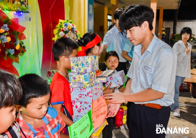 Gifts with great spiritual significance are given by a group of Da Nang pupils to Thuong Hoa schoolers in Quang Binh Province