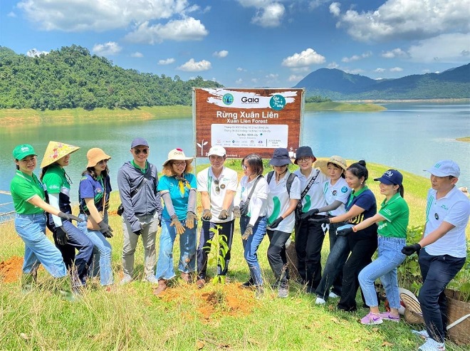 Đại diện Manulife Việt Nam cùng đại diện Trung tâm Bảo tồn Thiên nhiên Gaia đánh dấu hoàn thành việc góp trồng 4.000 cây xanh tại rừng Xuân Liên.