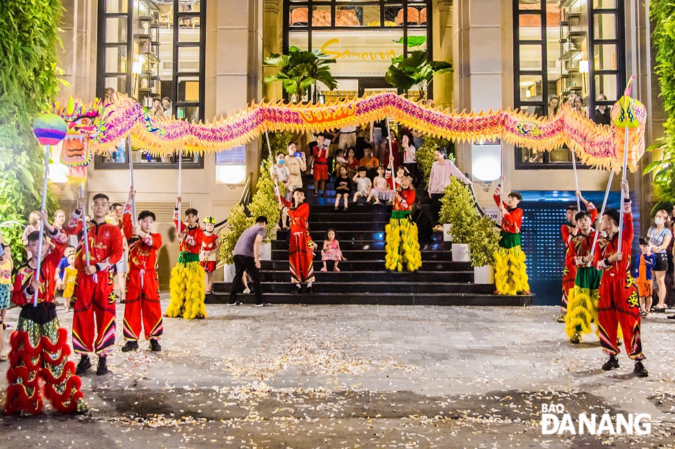 Lion dance groups get roaring all over the streets. In the photo: A performance of a dragon dance troupe on Phan Chau Trinh Street in Hai Chau District.