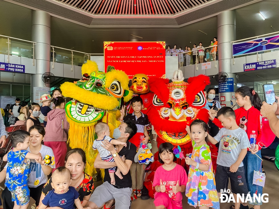 The Da Nang Maternity and Paediatrics Hospital organises the Mid-Autumn Festival celebration and gives Mid-Autumn Festival gifts for all child patients.