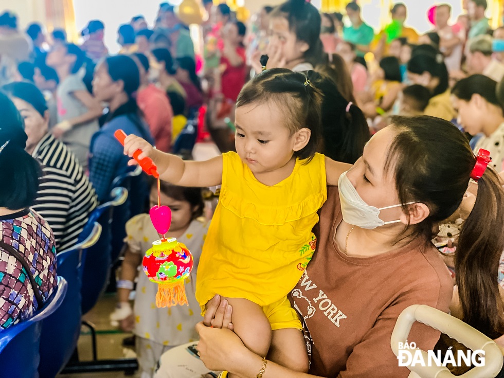 Parents and their kids feel joyful when receiving meaningful gifts from the Da Nang Maternity and Paediatrics Hospital