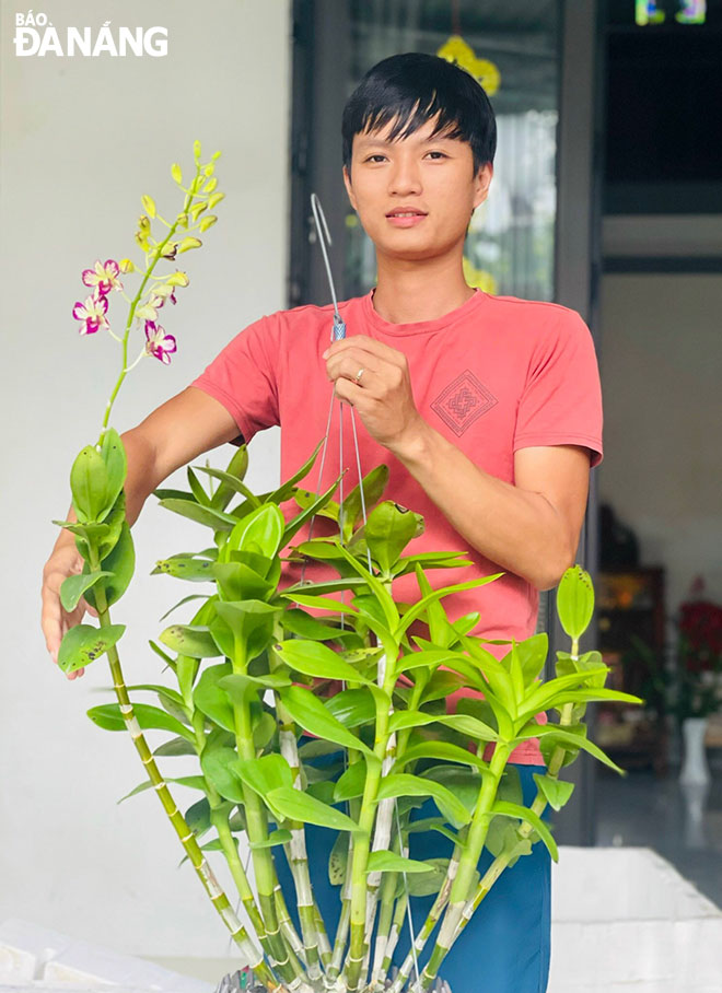 Anh Huỳnh Ngọc Tuyên, phường Hòa Khánh Nam khởi nghiệp thành công từ mô hình trồng hoa lan. Ảnh: KHÁNH HUYỀN