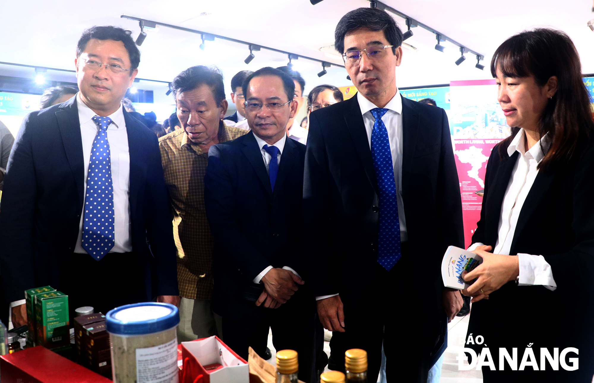 Director of the Department of Market Development and Science and Technology Enterprises under Ministry of Science and Technology Pham Hong Quat (first, left) and Vice Chairman of the Da Nang People's Committee Tran Chi Cuong (2nd, right) visit booths at SURF 2023 Photo: M.Q - V.H