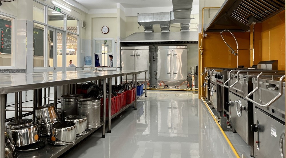 The Model Kitchen at Da Nang-based Ngo Gia Tu Primary School is designed to strictly comply with principles of food safety and hygiene. Photo: moitruongvadothi.vn 