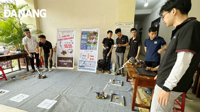 Faculty of Electronics and Telecommunications during practical classes. Photo: NGOC HA