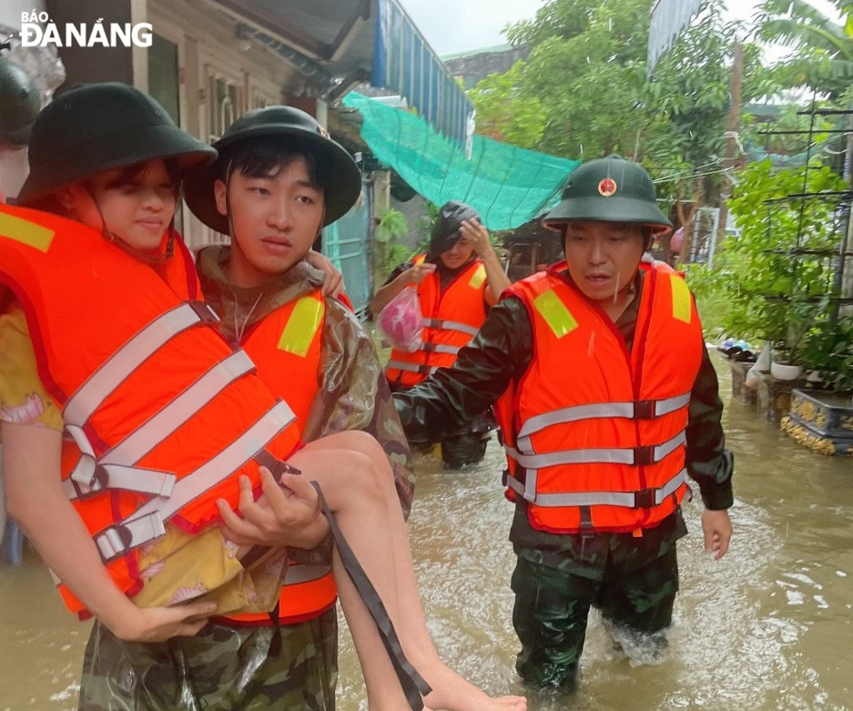 Kịp thời ứng cứu, giúp người dân gặp nạn trong mưa lụt