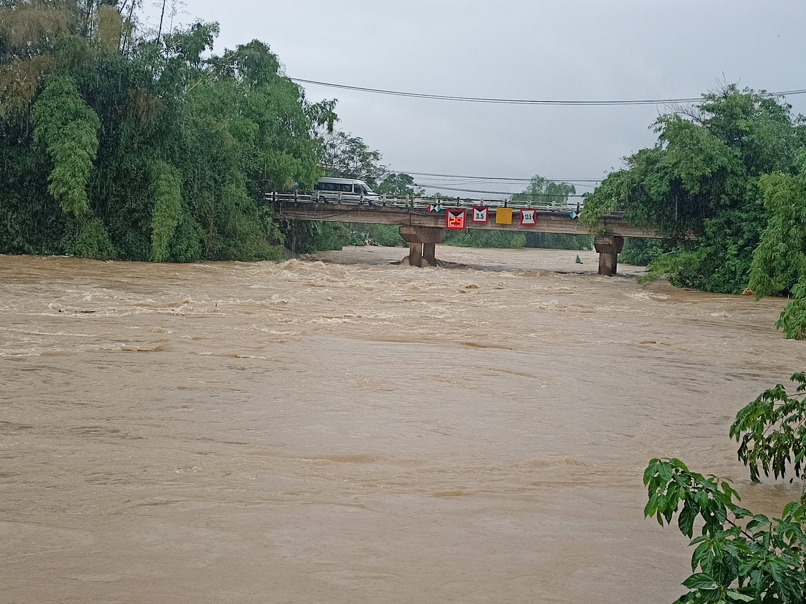 Mưa lớn kéo dài làm ngập sâu và chia cắt nhiều tuyến đường tại huyện Hòa Vang
