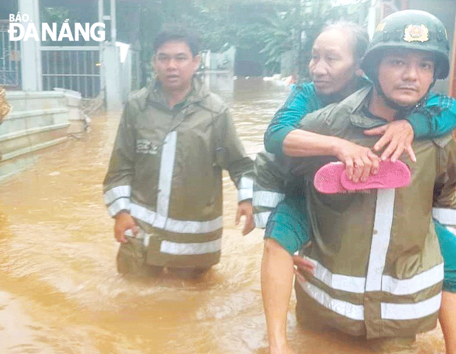 Tích cực hỗ trợ, di chuyển người dân ra khỏi khu vực ngập úng