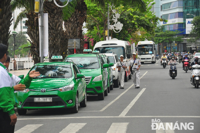 Sớm đánh giá thí điểm thu phí đậu đỗ ô-tô trên đường Bạch Đằng và Trần Phú