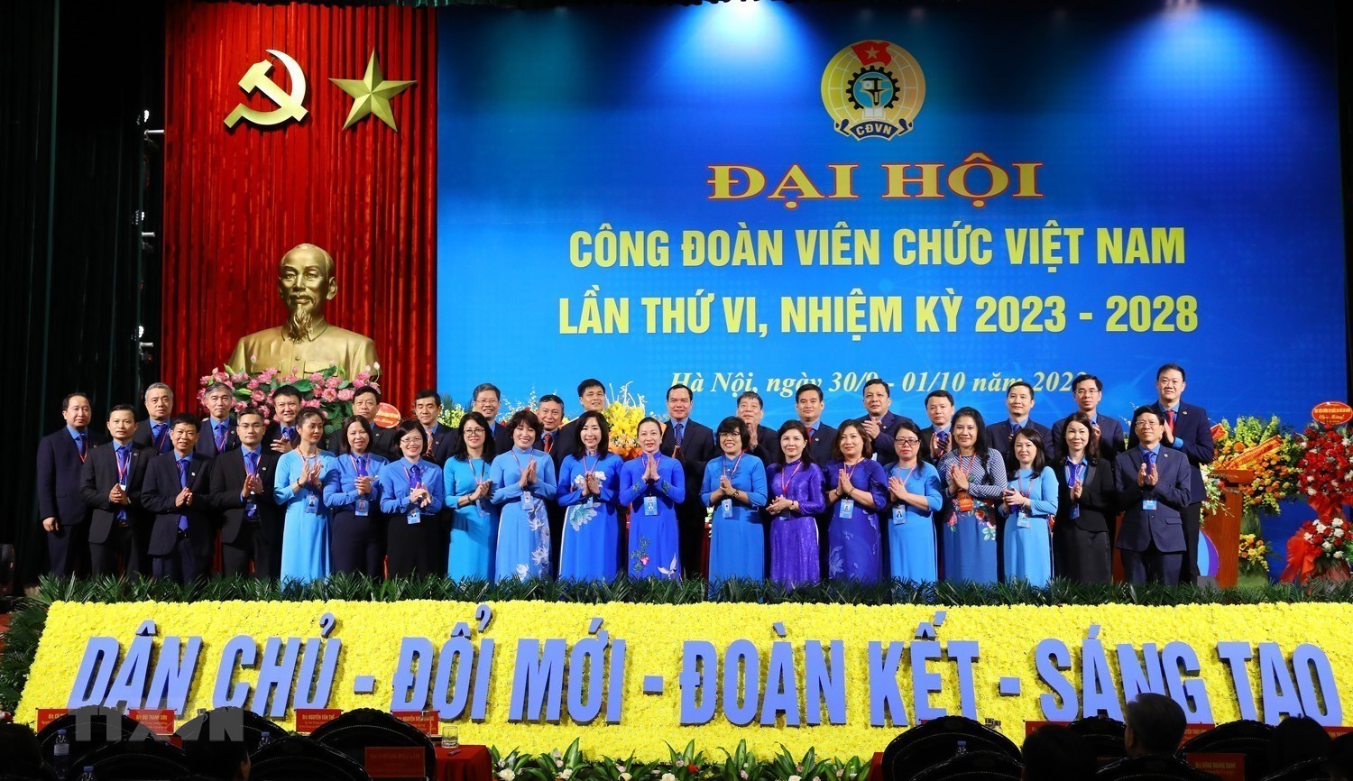 Ban Chấp hành Công đoàn Viên chức Việt Nam, nhiệm kỳ 2023-2028 ra mắt Đại hội. (Nguồn: TTXVN)