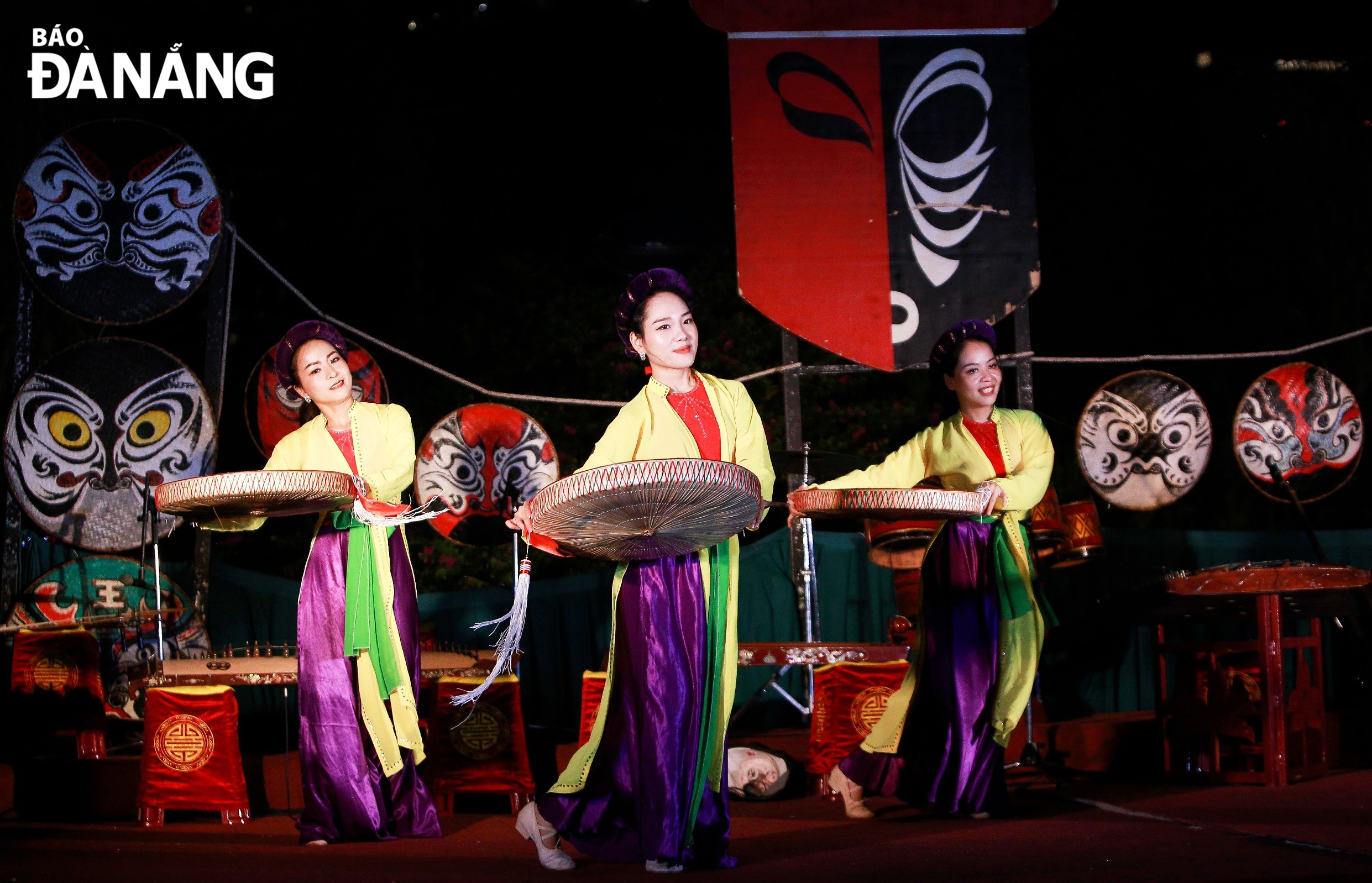 Artists and actors of the Da Nang-based Nguyen Hien Dinh Tuong Theater perform in the Tuong Street programme. Photo: X.D