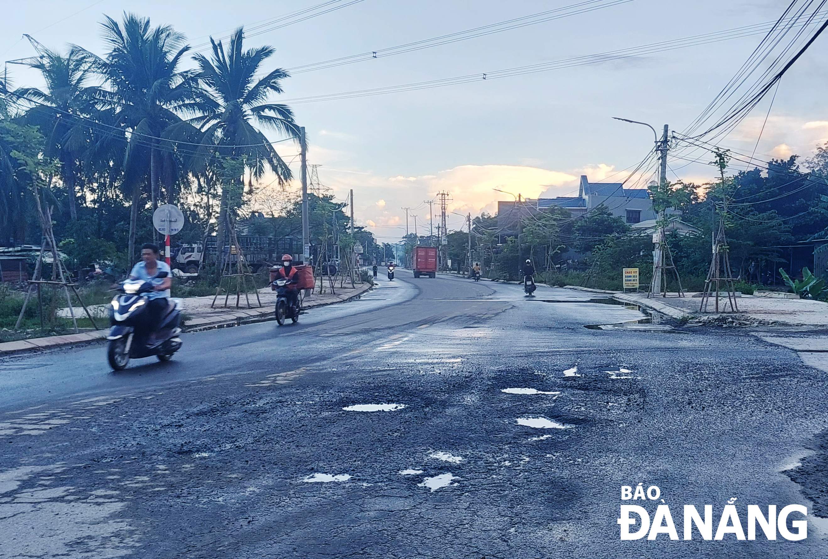 Tuyến đường ĐH2 đoạn qua xã Hòa Sơn xuống cấp, xuất hiện nhiều “ổ gà” do xe chở đá gây ra. Ảnh: TRỌNG HÙNG
