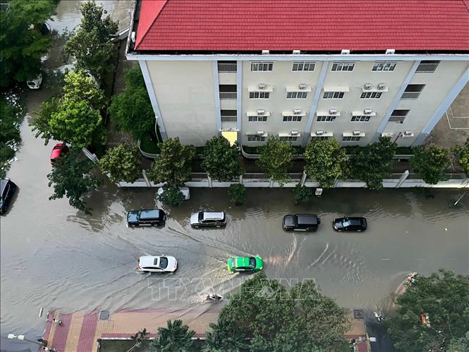 Một khu dân cư trên đường Nguyễn Lương Bằng (Quận 7) bị bao quanh bởi “biển nước” do mưa lớn và triều cường. Ảnh: Thu Hương/TTXVN