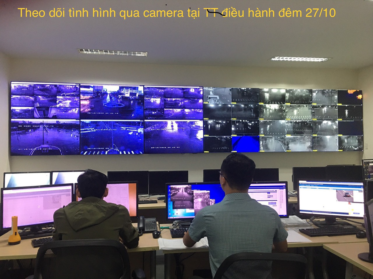 Monitoring the camera system at the city's Traffic Signals and Public Transport Control Centre. Photo: THANH LAN