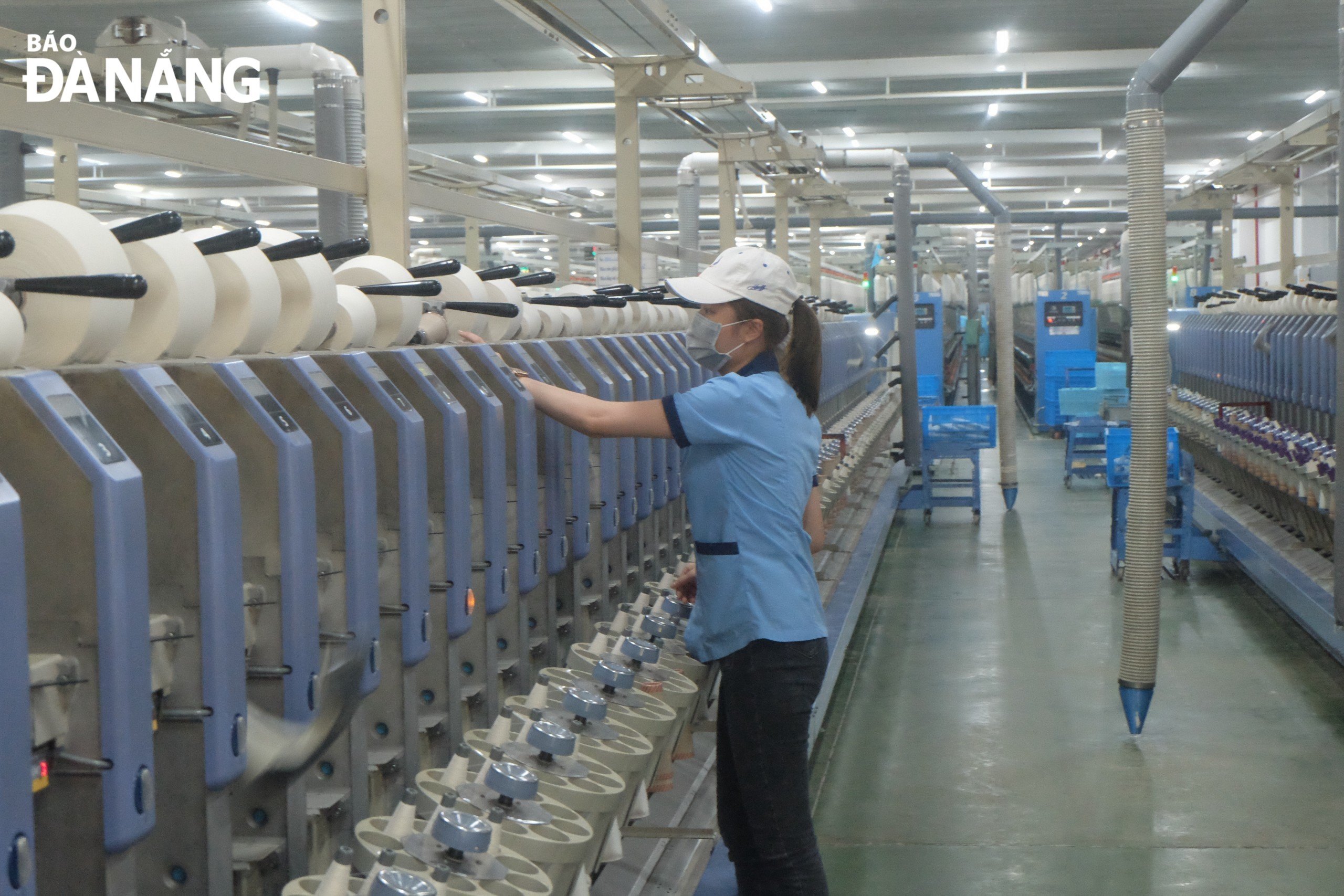 The textiles and clothing manufacturing industry in Da Nang is making great efforts to promote investment in digital transformation and emerging technologies to increase business productivity. Picture is taken at the yarn spinning facility of the Hoa Tho Textile and Garment Joint Stock Corporation. Photo: MAI QUE