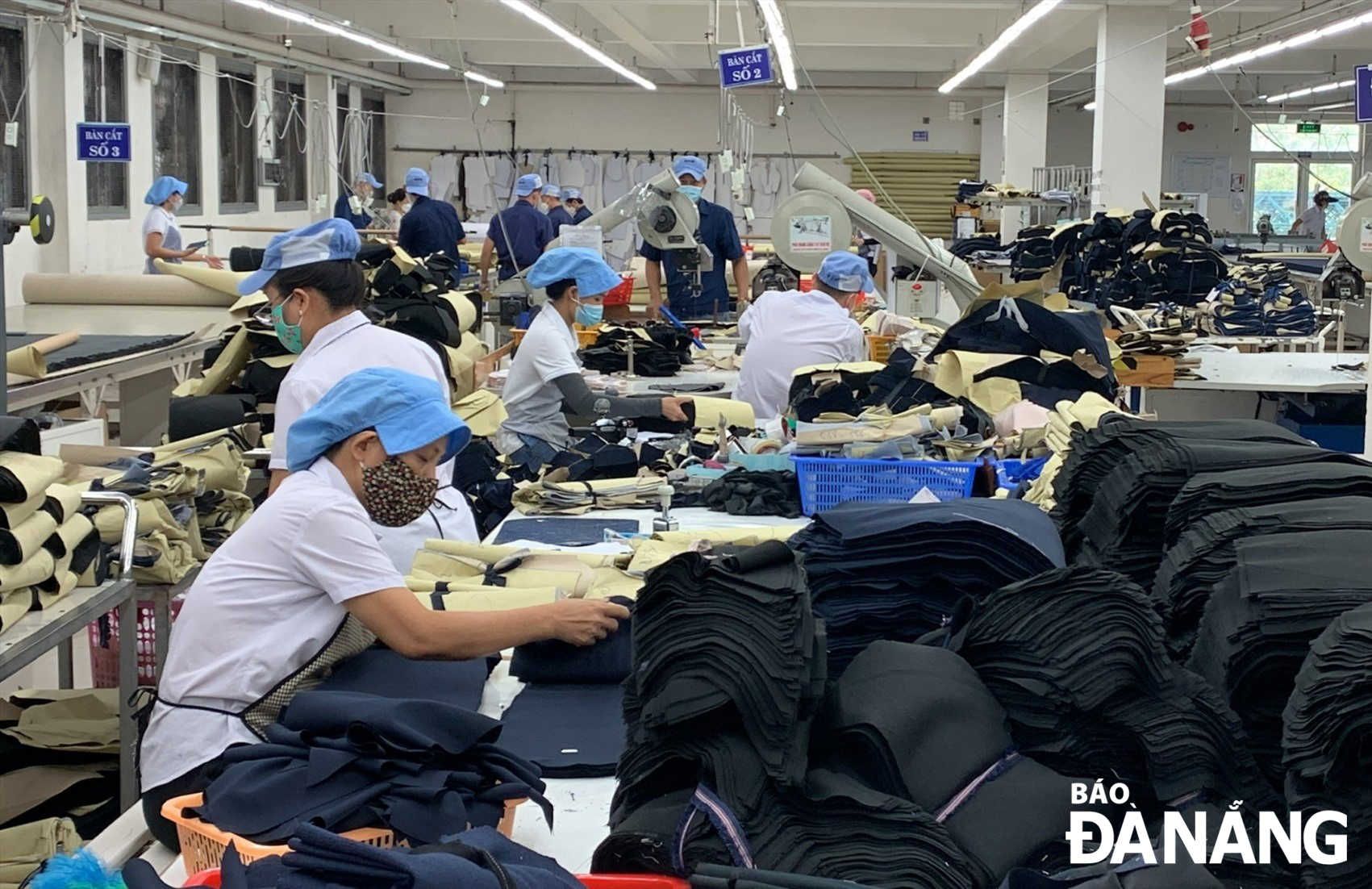 The textiles and clothing manufacturing industry in Da Nang accelerates its production in the fourth quarter of 2023.Picture is taken at the Mach 29 Textile and Garment Joint Stock Company. Photo: MAI QUE