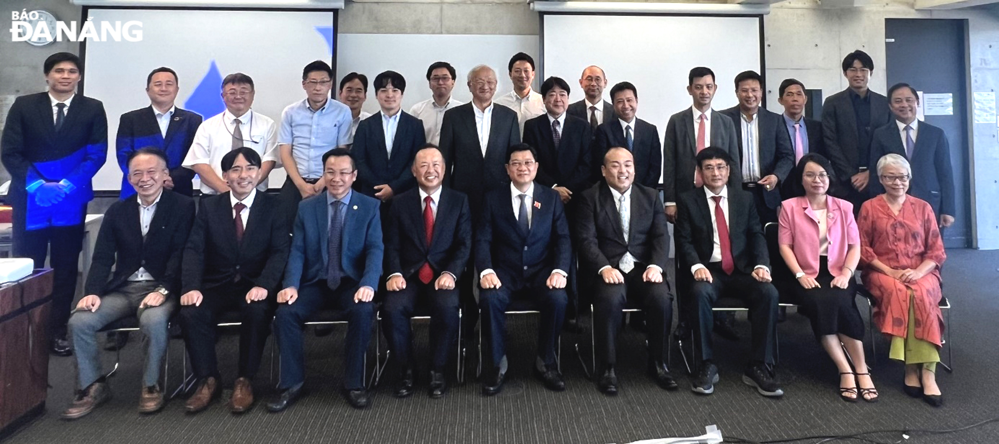 Vice Chairman of the Da Nang People's Council Tran Phuoc Son (5th, right) at the investment promotion seminar. 