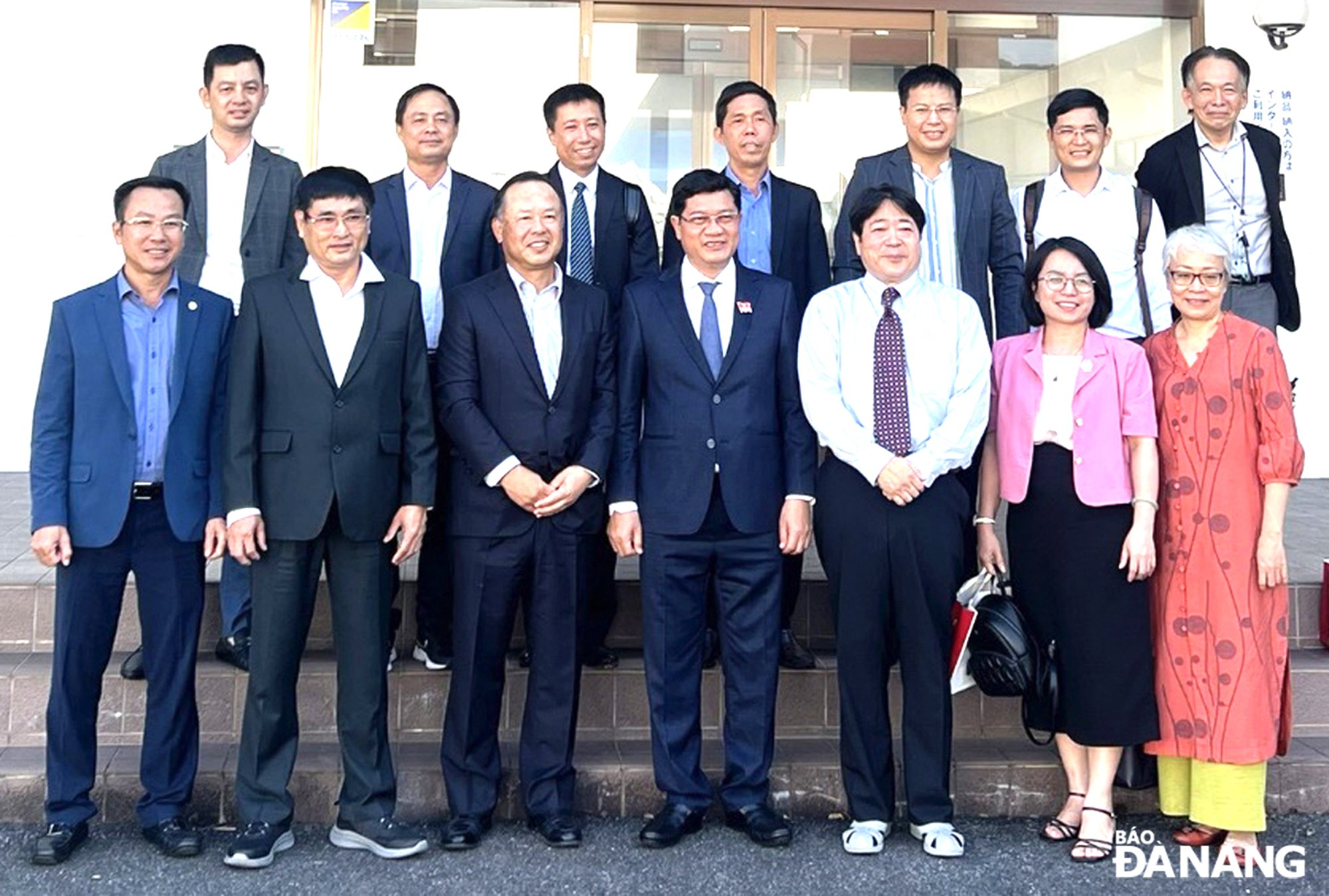 Vice Chairman of the Da Nang People's Council Tran Phuoc Son (4th, right) posing for a photo with leaders of Ronze Group.